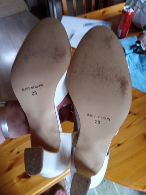 Vita mönstrade sandaler i stl 38.
