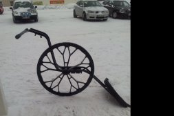 Snöskyffel med hjul för lättare arbete