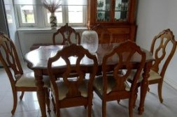 Matbord med stollar och vitrinskåp